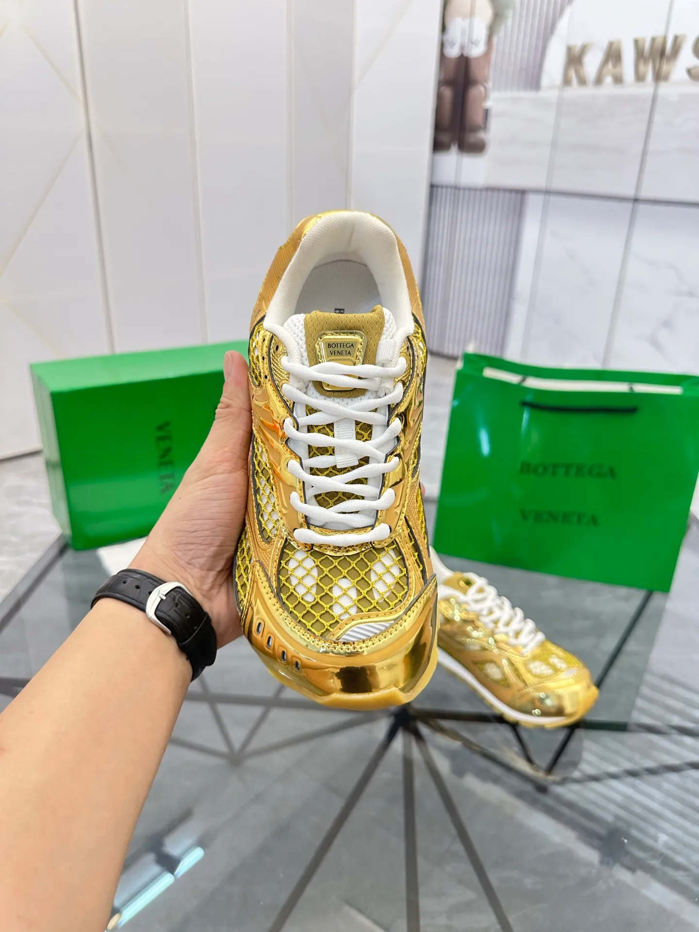 Factory men's shoes 💰: 620💰 (top version) BV Orbit sneakers Wang Yibo's same style couple's dad shoes Runner sneakers, made of lightweight technical mesh fabric. Matched with geometric pattern designed rubber outsole Wang Zha series high version Look for the package craftsmanship The actual height is much higher, but the legs are still slim. Very nice and playable and durable Matching to the standard 💯 Package shoe technology Look for the high version The outsole is made of color-blocked TPU outsole Women's model 35 36 37 38 39 40 41 (40 41 customized) Men's model 38 39 40 41 42 43 44 45. (Customized size 38 45.46) No. H345